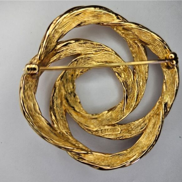 Vintage '60s Signed Monet Gold Tone Swirl Open Rope Ribbed Love Knot Brooch Pin - Picture 3 of 8